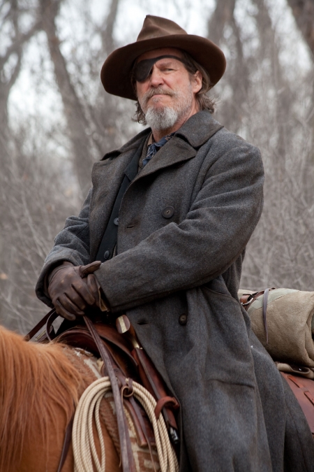 Jeff Bridges astuu luontevasti rooster Cogburnin saappaisiin
