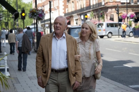 Poikamiesisä Anthony Hopkins ja tytär Naomi Watts ostoksilla